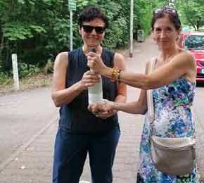 Angelika überreicht eine Flasche Catsecco